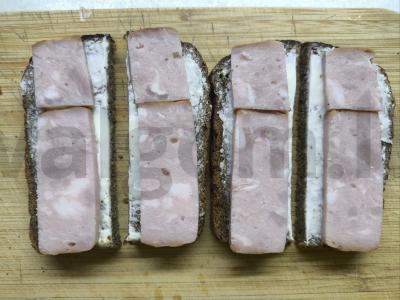 Karšti sumuštiniai su rūkytomis kiaulienos riekelėmis ir sūriu Žingsnis 2