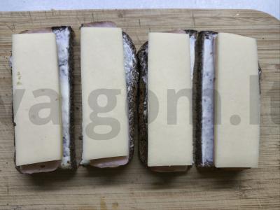 Karšti sumuštiniai su rūkytomis kiaulienos riekelėmis ir sūriu Žingsnis 3