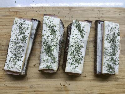 Karšti sumuštiniai su rūkytomis kiaulienos riekelėmis ir sūriu Žingsnis 4