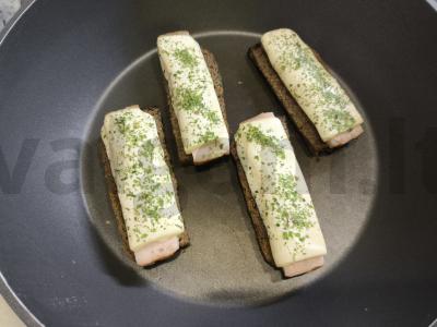 Karšti sumuštiniai su rūkytomis kiaulienos riekelėmis ir sūriu Žingsnis 5