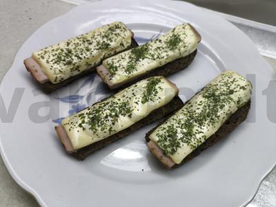 Karšti sumuštiniai su rūkytomis kiaulienos riekelėmis ir sūriu pagrindine nuotrauka