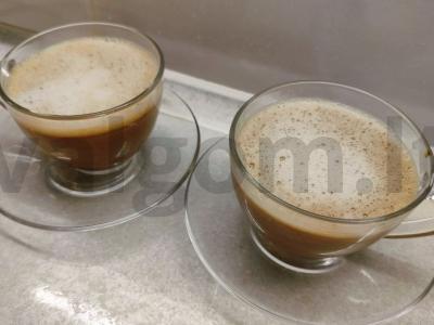 Kava su avižų pienu ir ruduoju cukrumi pagrindine nuotrauka