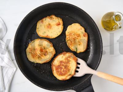 Sotūs blynai su pomidorais ir sūriu Žingsnis 5