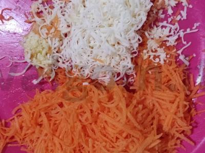 Morkų salotas su grietine ir suluguni sūriu Žingsnis 1