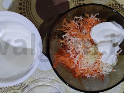 Morkų salotas su grietine ir suluguni sūriu Žingsnis 2