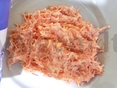 Morkų salotas su grietine ir suluguni sūriu pagrindine nuotrauka