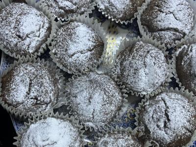 Šokoladiniai keksiukai su vaniliniu cukrumi pagrindine nuotrauka