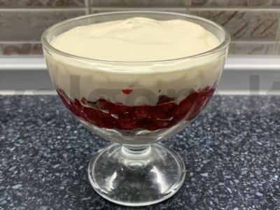 Desertas iš jogurto, varškės, muesli ir aviečių pagrindine nuotrauka