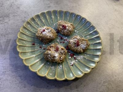 Vaikiški avižiniai sausainiai su kokosu, anakardžiais ir kiaušinio tryniu pagrindine nuotrauka