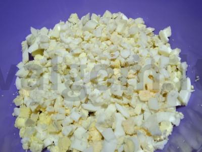 Okroška ant kvass su virta vištiena ir grietinės bei majonezo mišiniu Žingsnis 1