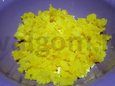 Okroška ant kvass su virta vištiena ir grietinės bei majonezo mišiniu Žingsnis 2