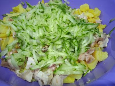 Okroška ant kvass su virta vištiena ir grietinės bei majonezo mišiniu Žingsnis 4