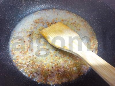 Salotos su agurkais, keptu kiaušiniu ir bulguru Žingsnis 2