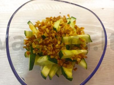 Salotos su agurkais, keptu kiaušiniu ir bulguru Žingsnis 5