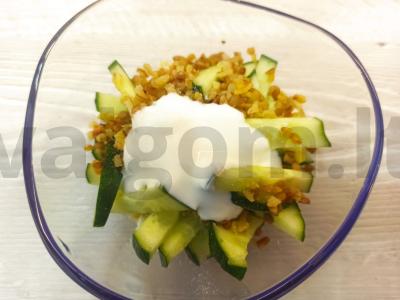 Salotos su agurkais, keptu kiaušiniu ir bulguru Žingsnis 6