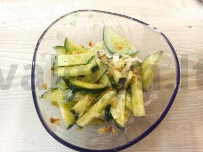 Salotos su agurkais, keptu kiaušiniu ir bulguru pagrindine nuotrauka