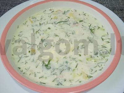 Okroška ant kvass su virta vištiena ir grietinės bei majonezo mišiniu pagrindine nuotrauka