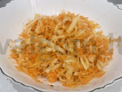 Salotas su obuoliu, morkomis ir graikiniais riešutais pagrindine nuotrauka