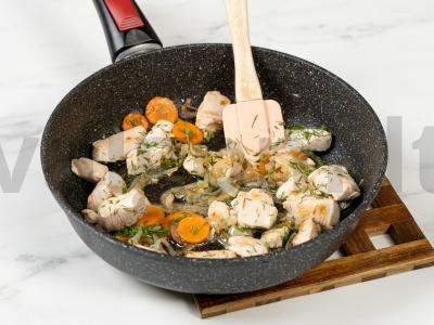 Vištienos krūtinėlė grietinėlėse Žingsnis 6