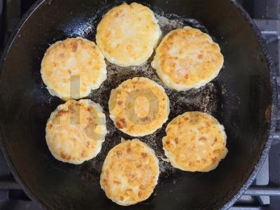 Purūs varškėčiai iš grūdėtos varškės Žingsnis 4