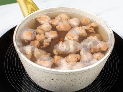 Salotas su sojų mėsa ir aromatinga padažu Žingsnis 1