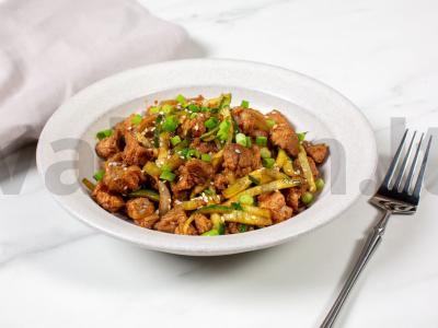 Salotas su sojų mėsa ir aromatinga padažu pagrindine nuotrauka