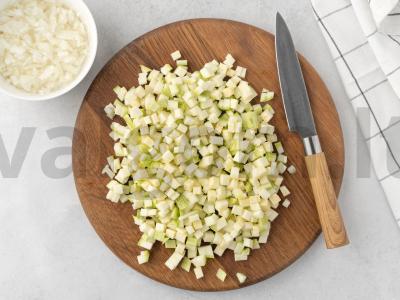 Cukinijų ikra be mėsmalės Žingsnis 1