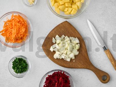 Borščas su raugintais kopūstais ir troškiniu Žingsnis 1