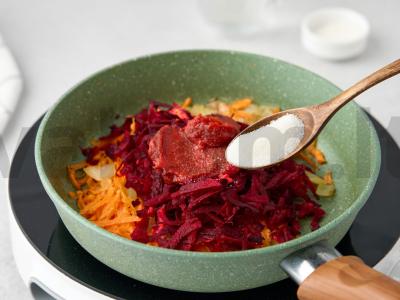 Borščas su raugintais kopūstais ir troškiniu Žingsnis 4