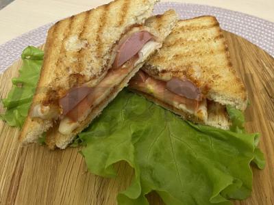 Dešrainių sumuštinis pagrindine nuotrauka