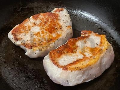 Kepti kiaulienos steikai Žingsnis 3