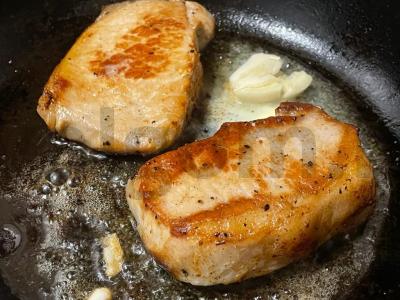 Kepti kiaulienos steikai Žingsnis 5