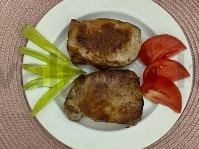 Kepti kiaulienos steikai pagrindine nuotrauka