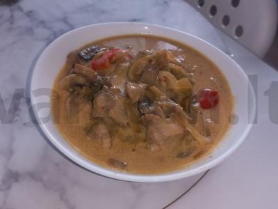 Vištiena grietinėlės ir grybų padaže pietums pagrindine nuotrauka