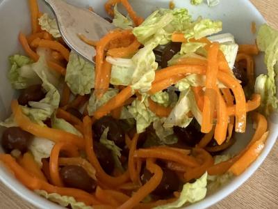 Vitaminų salotas su riešutų aliejumi pagrindine nuotrauka