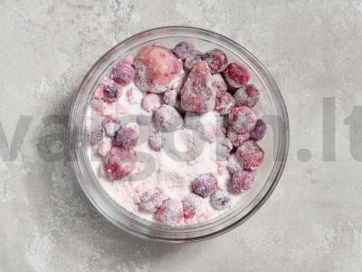 Šventinis pyragas su uogomis Žingsnis 1