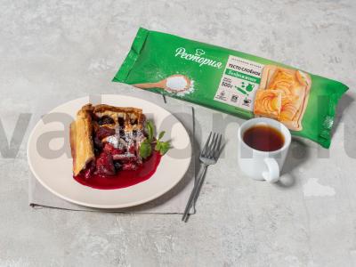 Šventinis pyragas su uogomis pagrindine nuotrauka