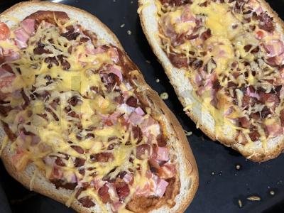 Karštas sumuštinis duonoje pagrindine nuotrauka