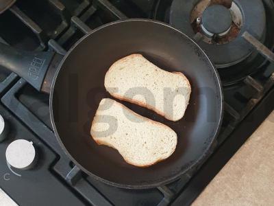 Brusketa su salotų lapais ir krevetėmis Žingsnis 1