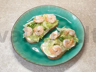 Brusketa su salotų lapais ir krevetėmis pagrindine nuotrauka