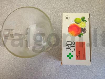 Juodasis arbata su avietėmis, baziliku ir medumi Žingsnis 1