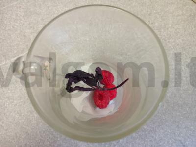 Juodasis arbata su avietėmis, baziliku ir medumi Žingsnis 3