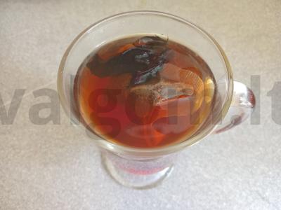 Juodasis arbata su avietėmis, baziliku ir medumi Žingsnis 4