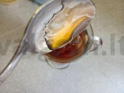 Juodasis arbata su avietėmis, baziliku ir medumi Žingsnis 5