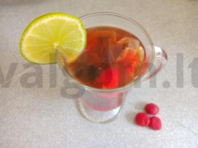 Juodasis arbata su avietėmis, baziliku ir medumi pagrindine nuotrauka