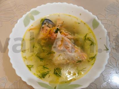 Sriuba su raudona žuvimi pagrindine nuotrauka