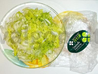 Daržovių salotas su konservuotais žirneliais Žingsnis 3