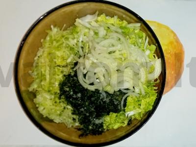 Daržovių salotas su konservuotais žirneliais Žingsnis 4