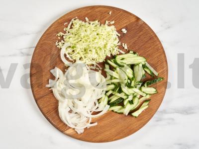 Salotas su keptu svogūnu ir ridikėliais Žingsnis 1