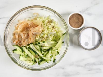 Salotas su keptu svogūnu ir ridikėliais Žingsnis 3